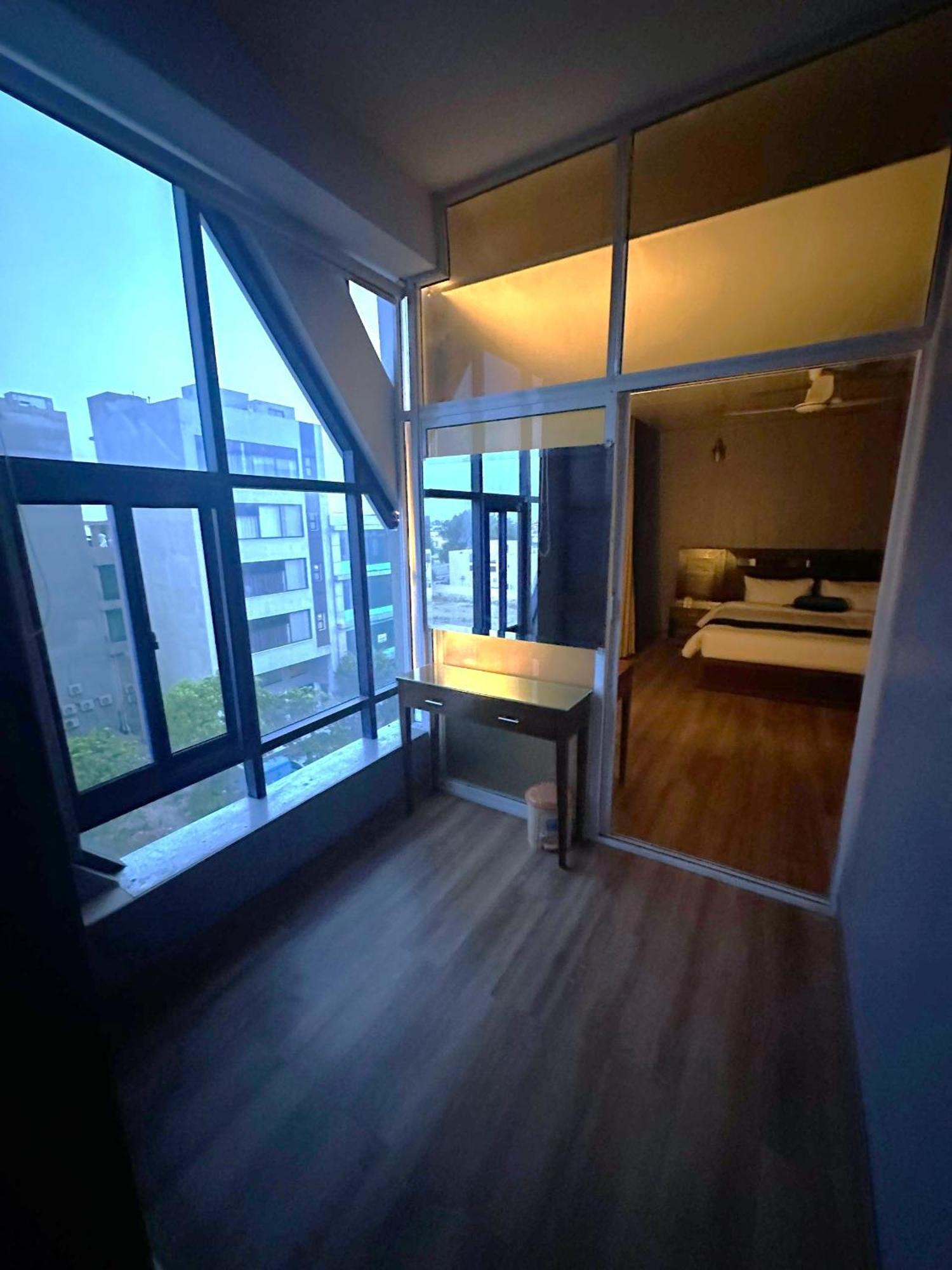 Luxury Apartment In Dha Phase 8, Near Allama Iqbal International Airport Лахор Екстериор снимка
