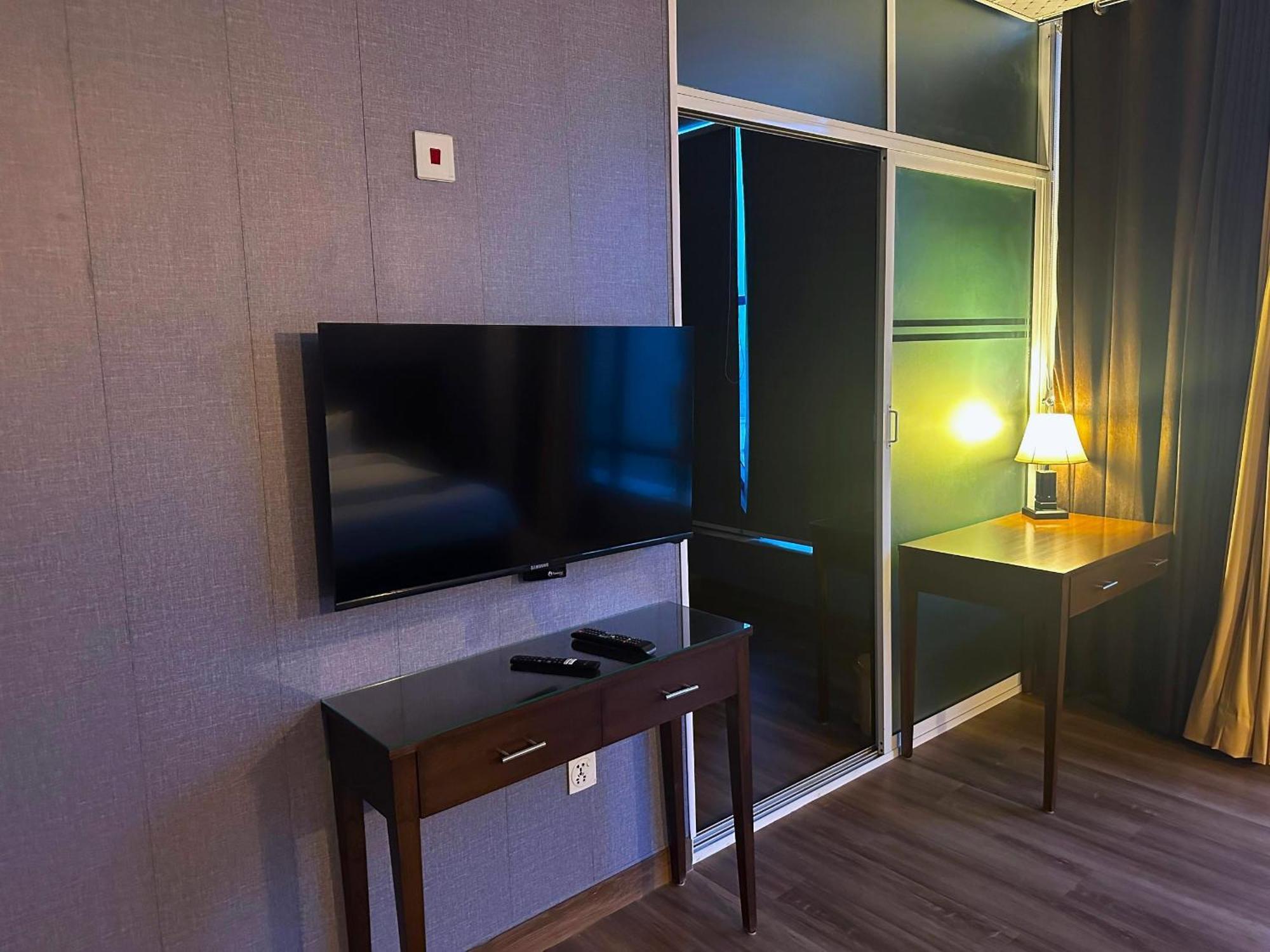 Luxury Apartment In Dha Phase 8, Near Allama Iqbal International Airport Лахор Екстериор снимка