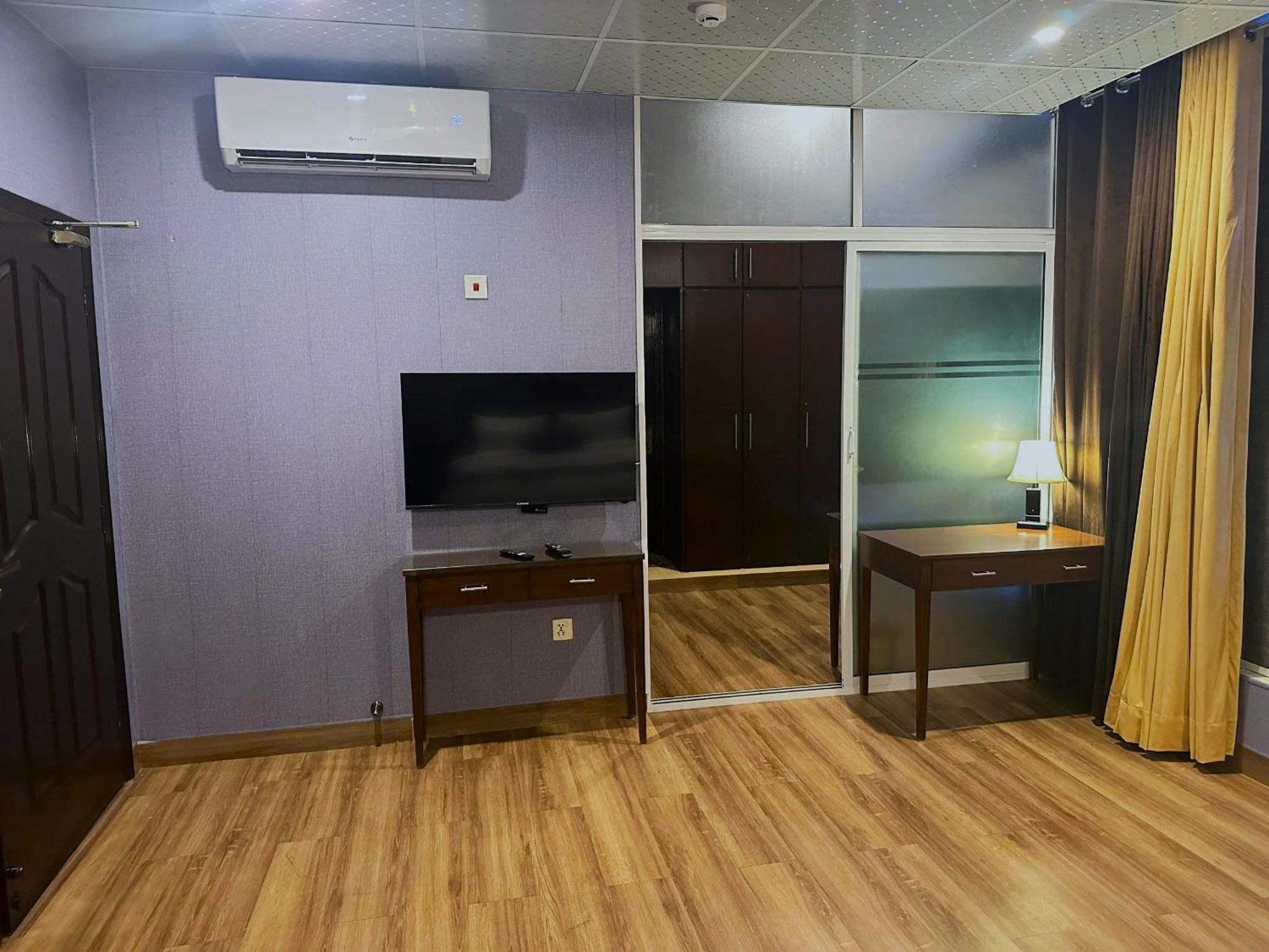 Luxury Apartment In Dha Phase 8, Near Allama Iqbal International Airport Лахор Екстериор снимка