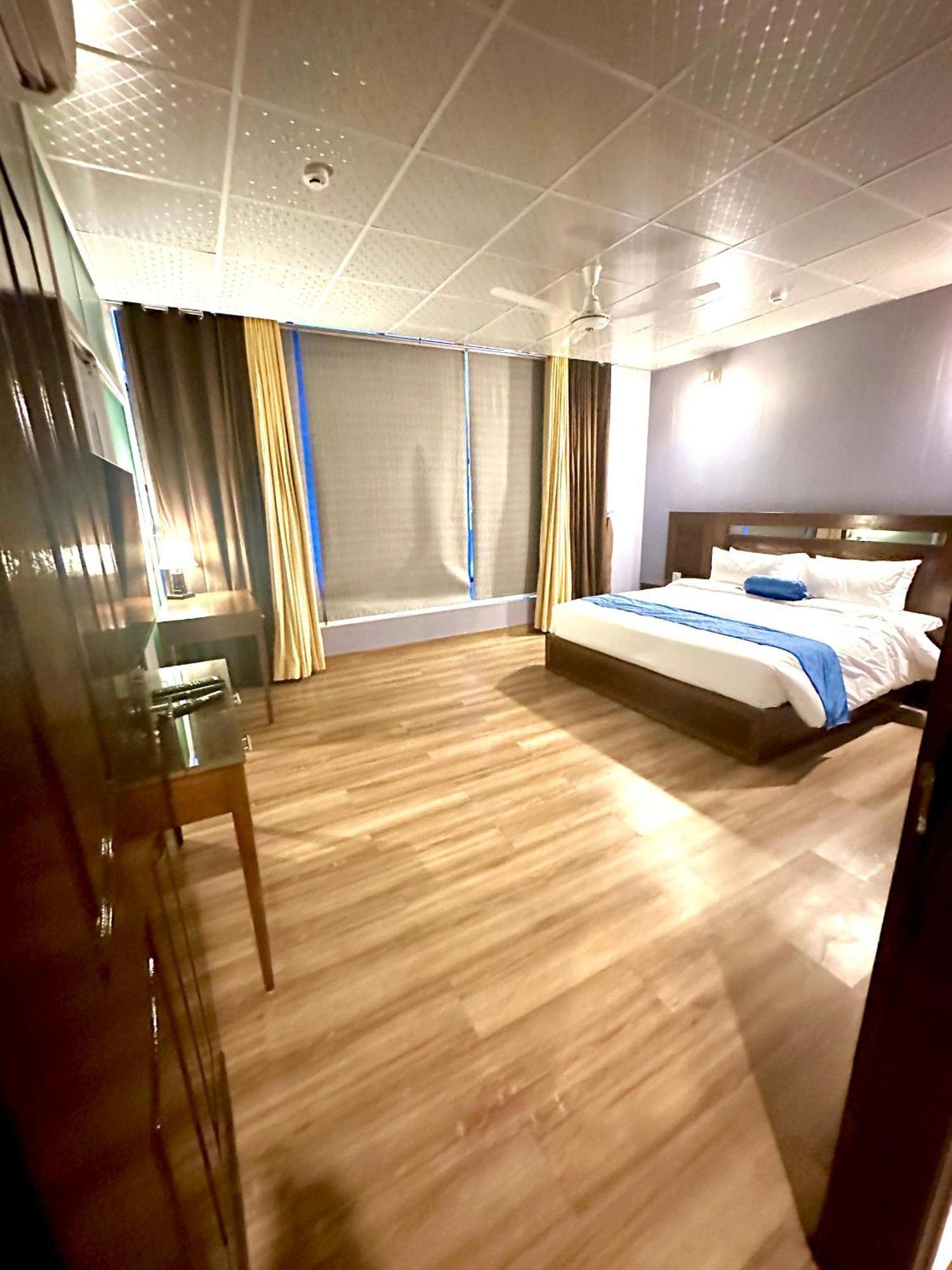 Luxury Apartment In Dha Phase 8, Near Allama Iqbal International Airport Лахор Екстериор снимка