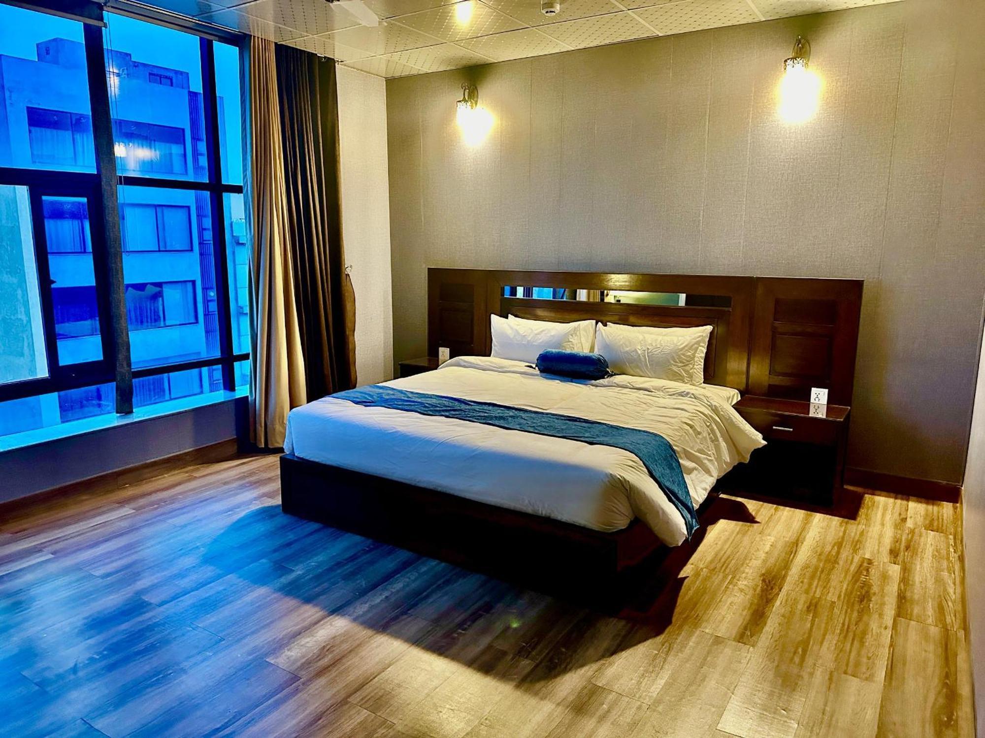 Luxury Apartment In Dha Phase 8, Near Allama Iqbal International Airport Лахор Екстериор снимка